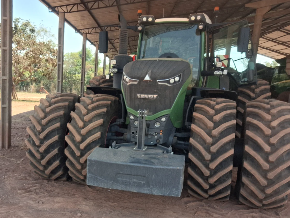 Trator Fendt fotografado durante o trabalho de campo.