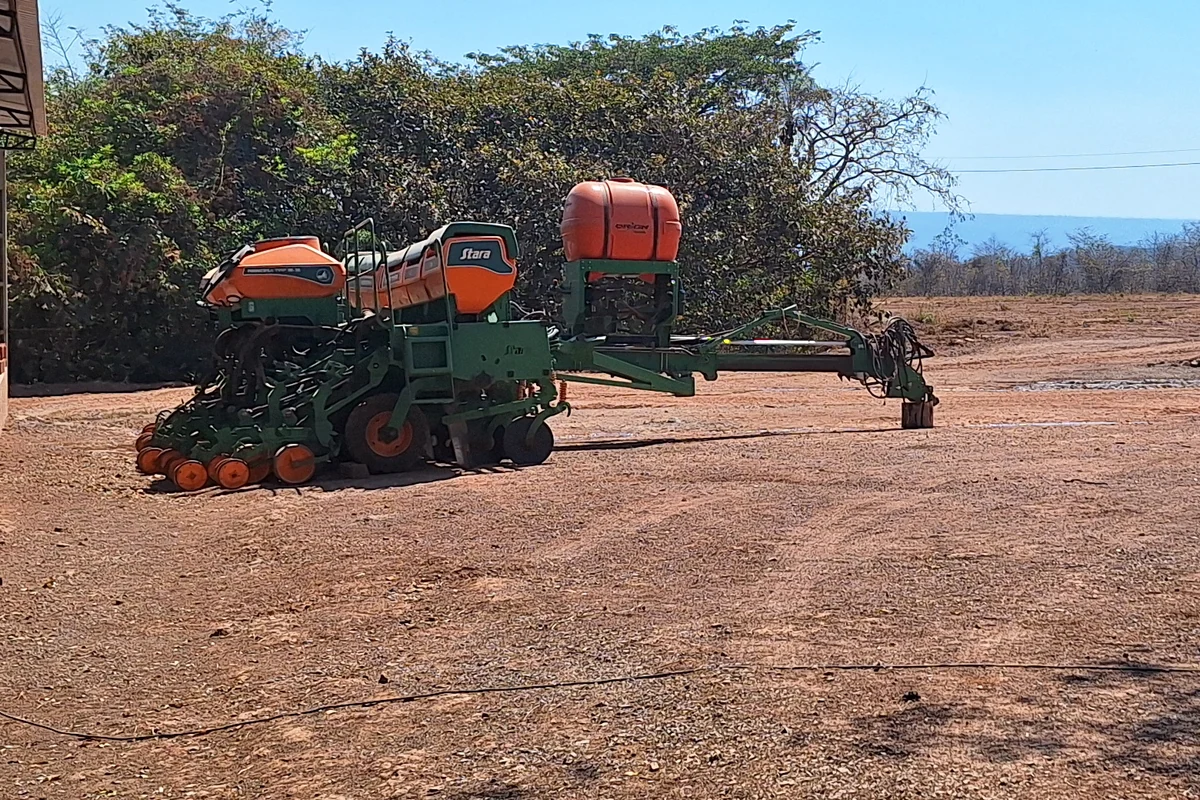 Plantadeira Stara no pátio da operação rural.
